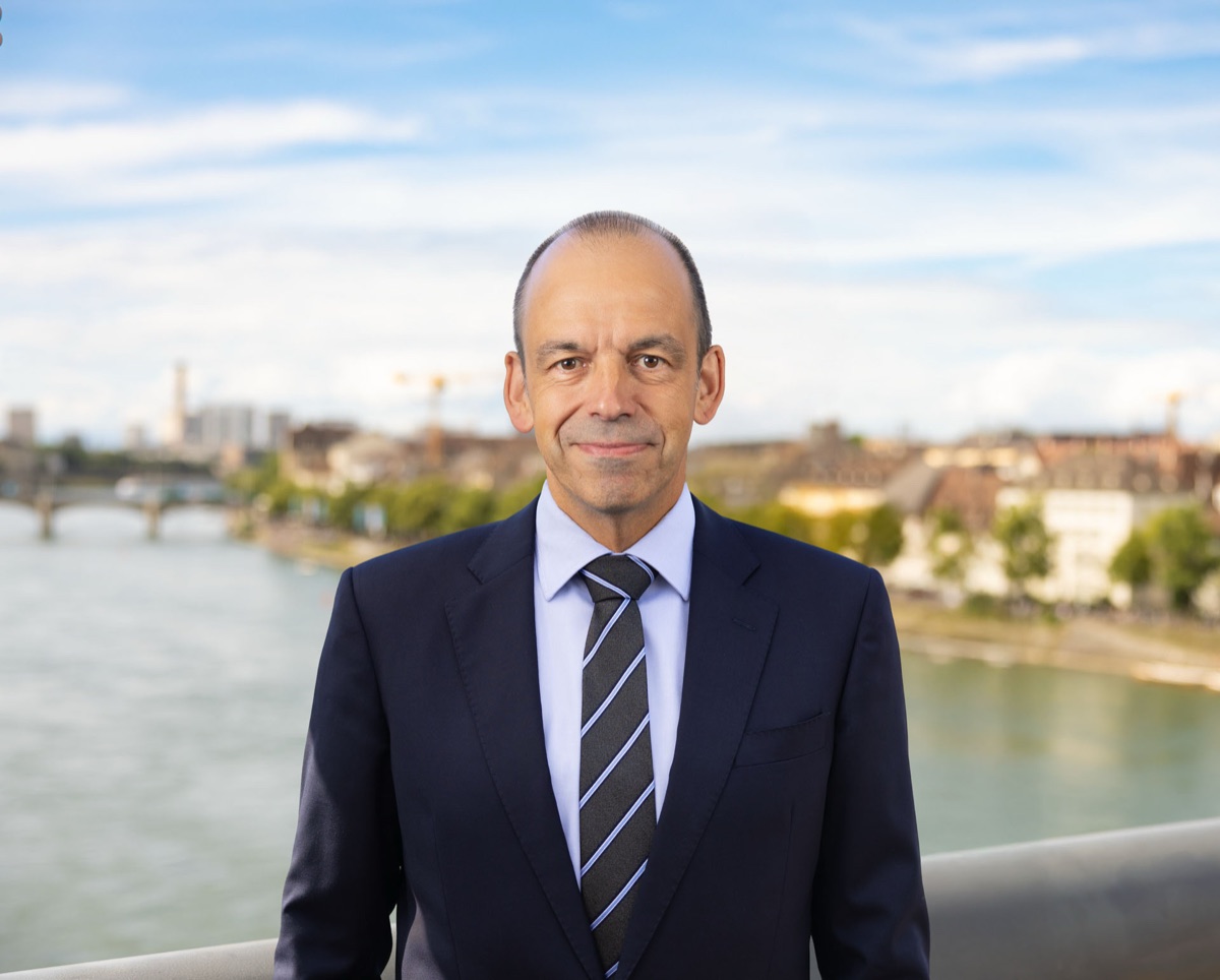 Alberto Fabbri vor dem Rhein in Basel