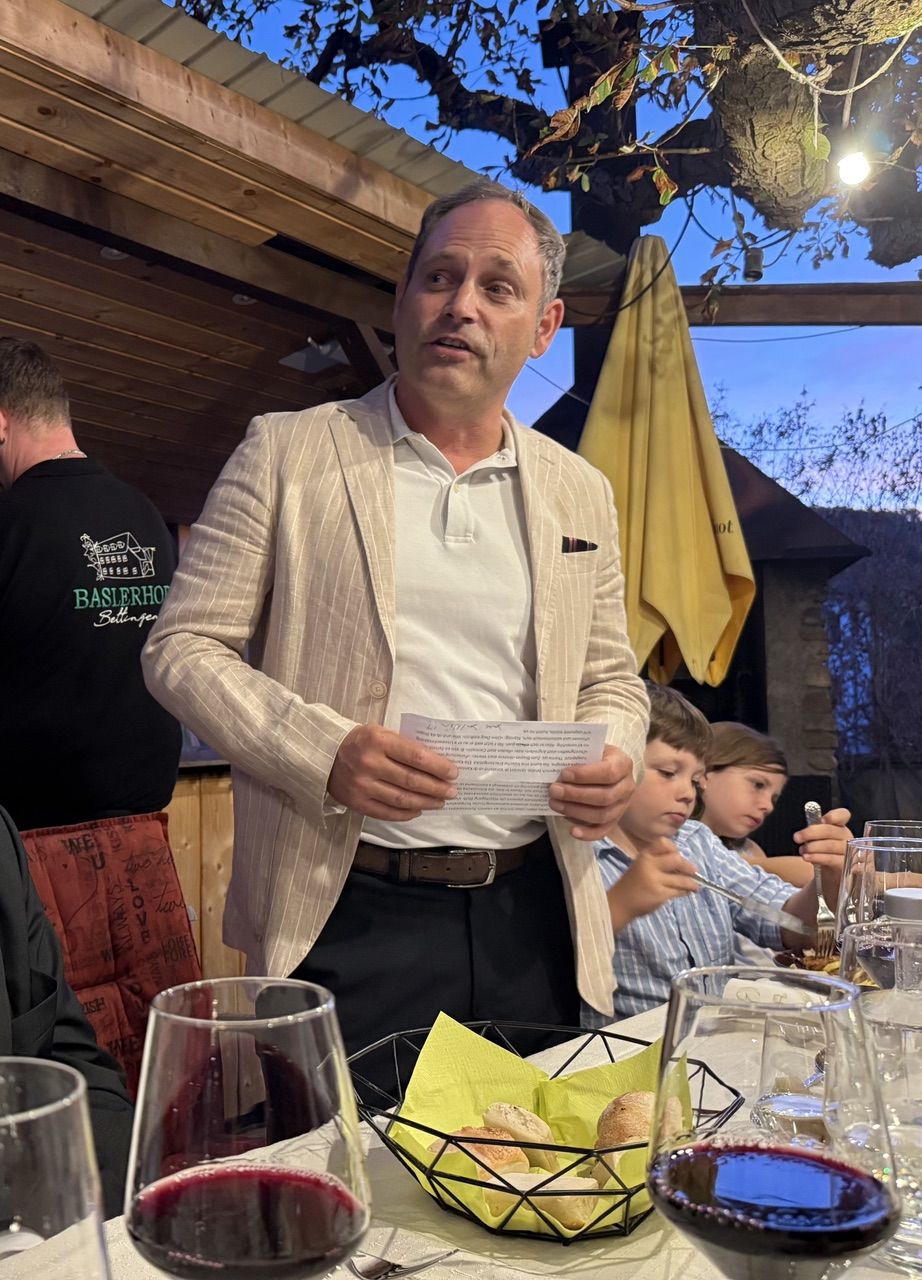 Lukas Bertschmann bei seiner Ansprache im Baslerhof