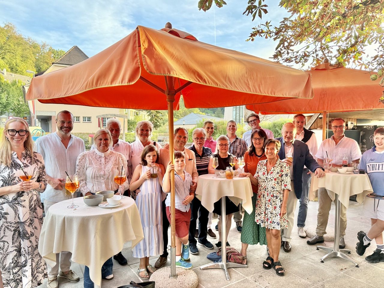 Mitglieder der LDP Riehen Bettingen unter orangen Sonnenschirmen im Baslerhof